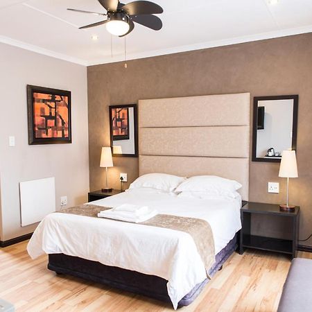 Ruth Avenue Guest House Эденвейл Экстерьер фото